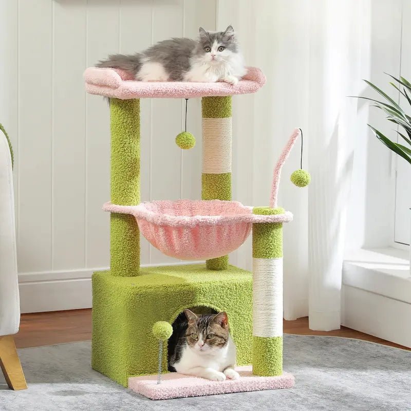 Chats sur le perchoir rose et dans le condo vert de l'arbre à chat 4-en-1 CozyClimb