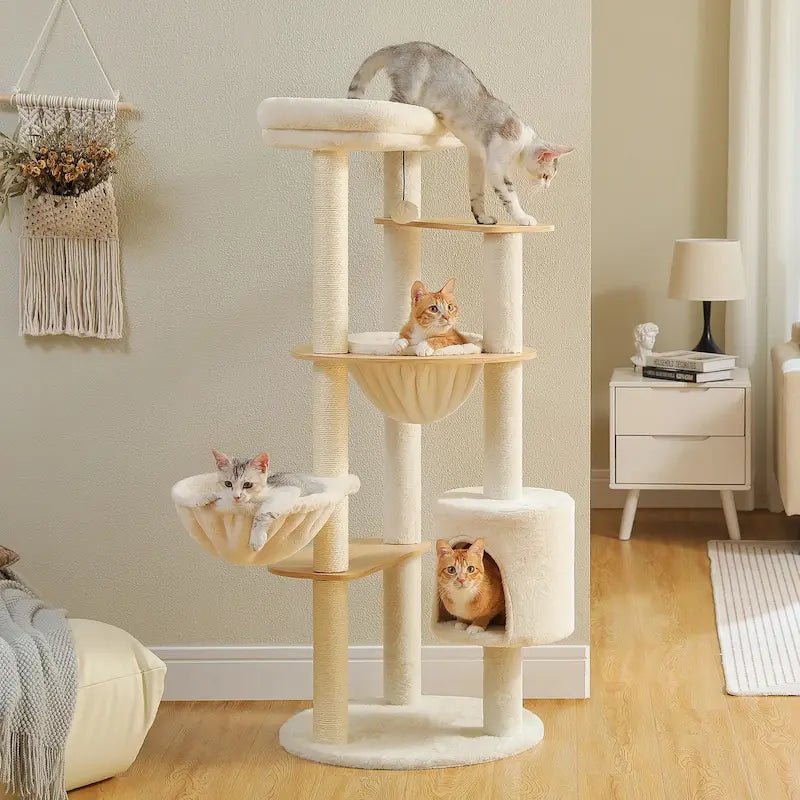Arbre à chat confortable beige MiaWood avec hamacs, niche et quatre chats dans une chambre