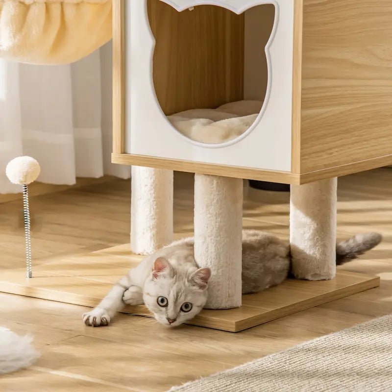 Chaton allongé sous la niche en bois de l'arbre à chat avec hamac PawNest