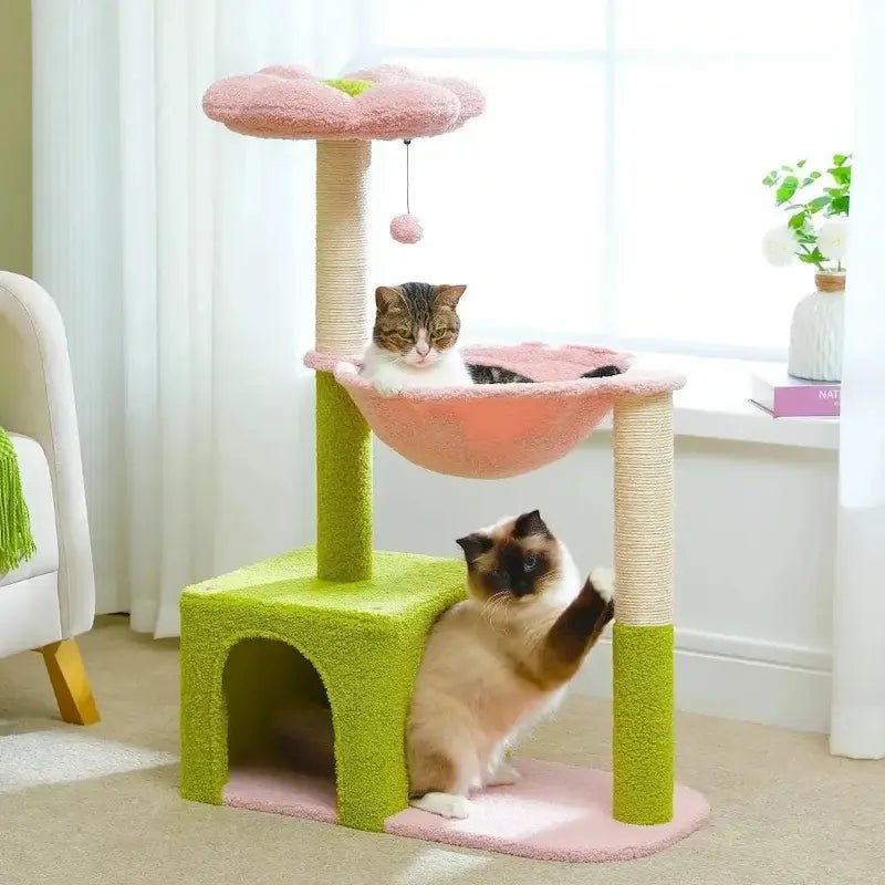 Arbre à chat fleur Feliflora rose et vert avec hamac, condo et chat qui griffe le poteau