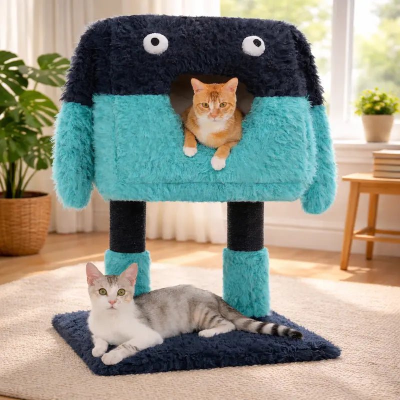 Chat roux dans la bouche du monstre et chat couché sur la base de l'arbre à chat Monster