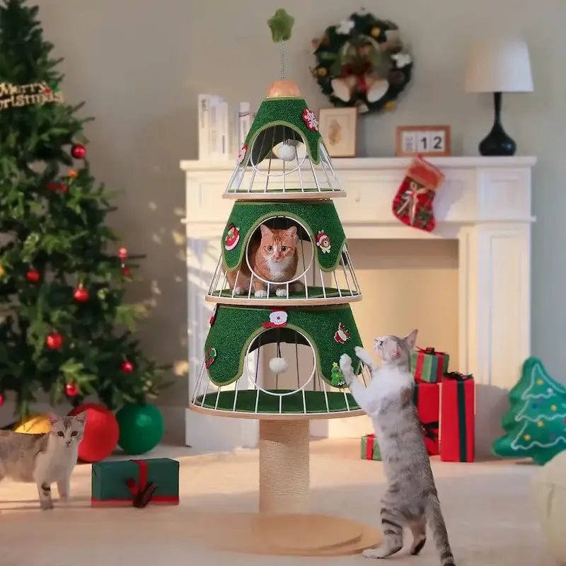 Arbre à chat sapin de Noël FéliXmas avec chats près d'une cheminée décorée