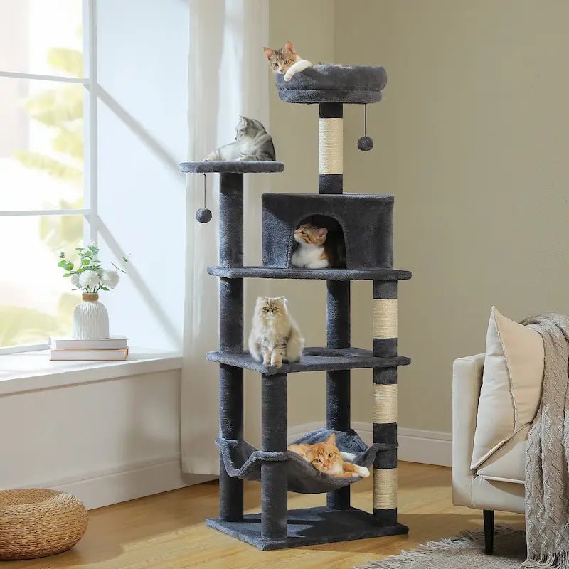 Chat roux dans le hamac de l'arbre à chat tour multi-niveaux gris foncé