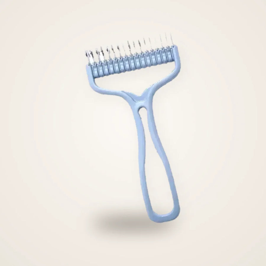 Brosse double face chat bleue sur fond neutre