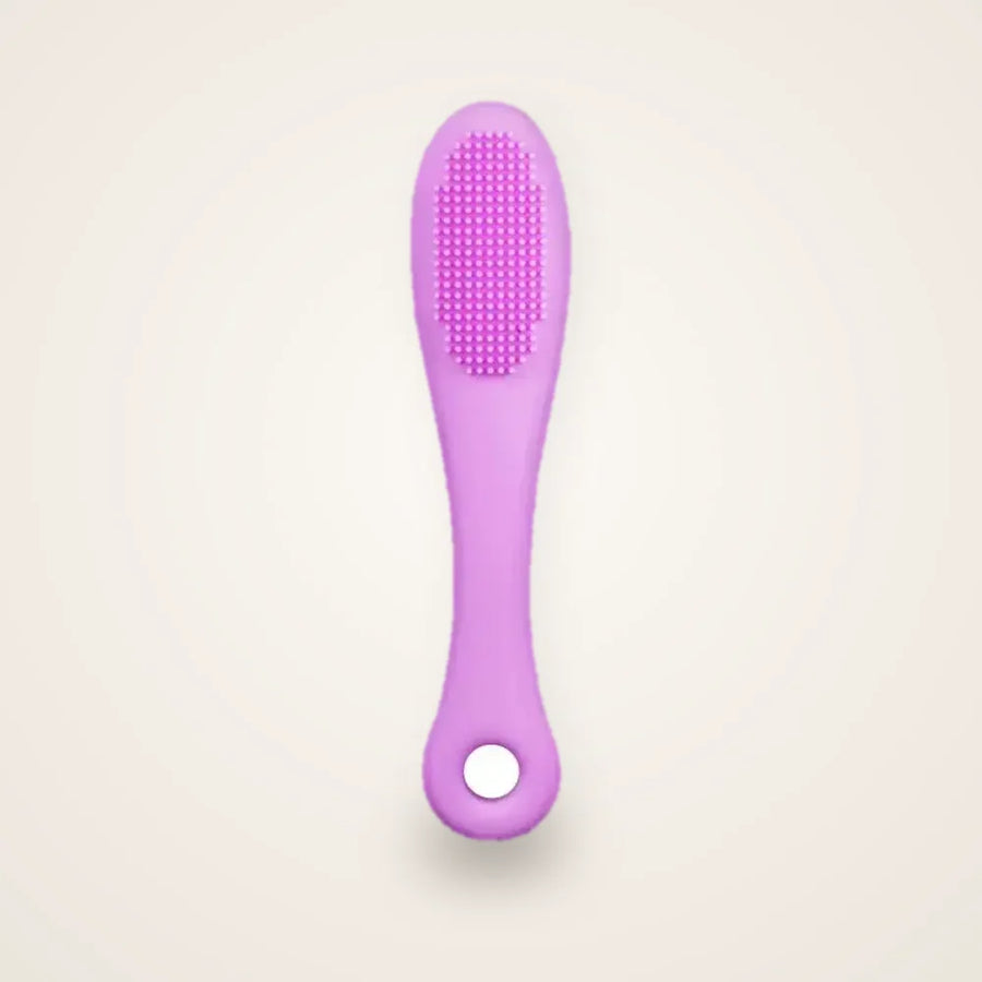 Brosse menton chat violette sur fond neutre