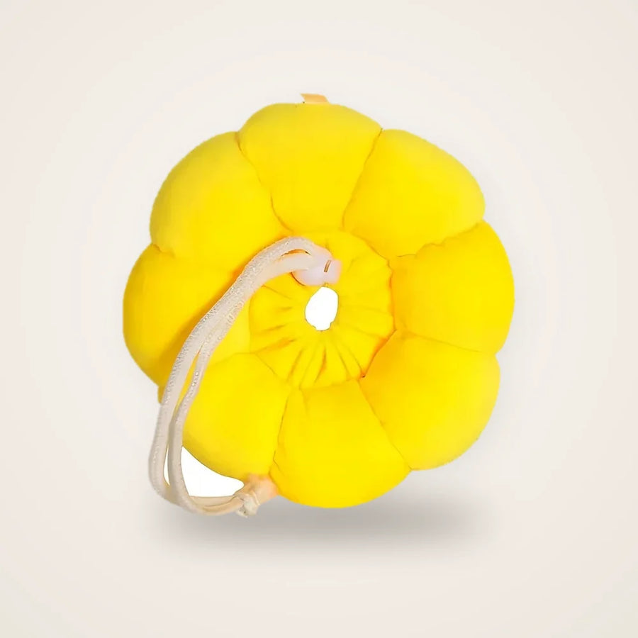 Collerette fleur chat jaune sur fond neutre