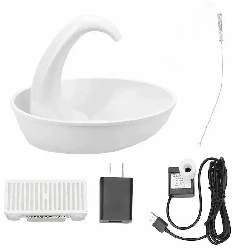 Contenu de la fontaine automatique pour chat Miautek : filtre, pompe, adaptateur et brosse