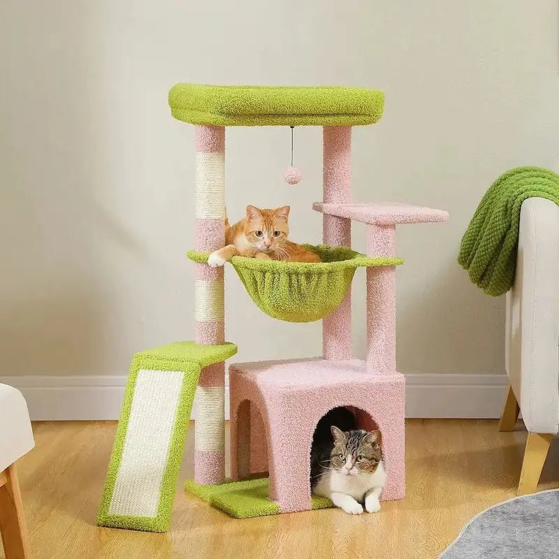 Chat roux dans le hamac vert du mini arbre à chat rose Minikitty